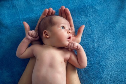 Zadowolone niemowlę - zapewnić dziecku spokojne dzieciństwo