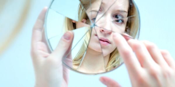 Poczucie własnej wartości u nastolatka - potłuczone lustro