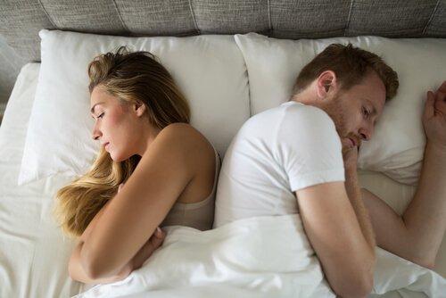Problemy seksualne - para śpi odwrócona plecami