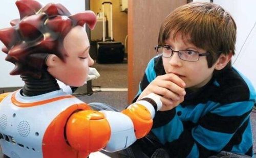 Roboty pomagają dzieciom z autyzmem