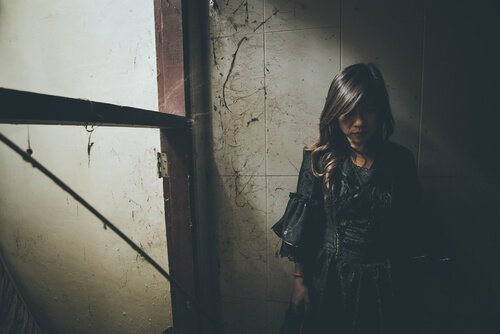 Samotna dziewczyna w pomieszczeniu.