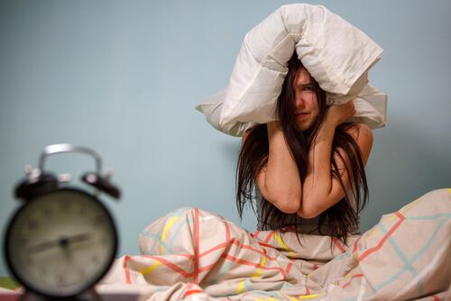 Zaburzenia rytmu okołodobowego - sfrustrowana kobieta nie może spać
