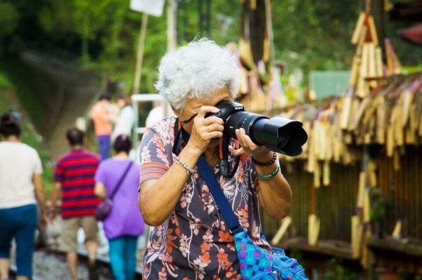 Starsza kobieta fotograf