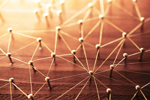 szpilki symbolizujące sieć połączeń