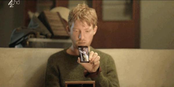 Mężczyzna trzyma telefon