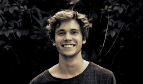 Uśmiechnięty chłopak