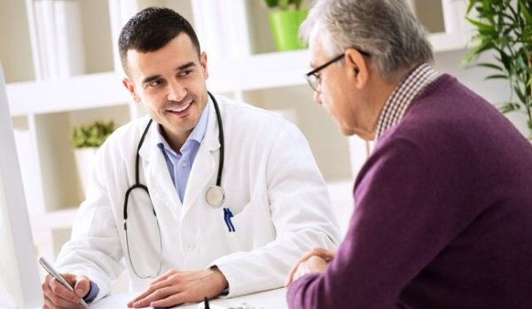 Mężczyzna podczas wizyty u lekarza