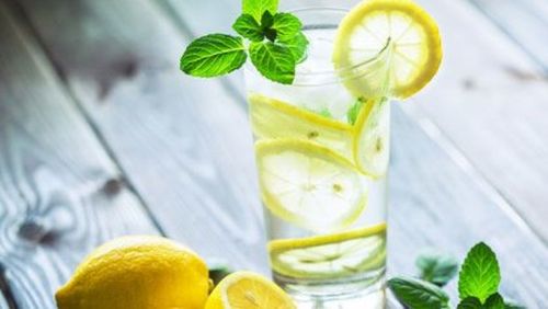 Ciepła woda z cytryną – pij ją na czczo