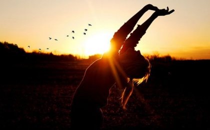 Zadowolona kobieta - jak przetrwać napięty harmonogram