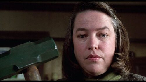 Annie Wilkes z młotkiem