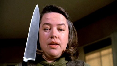 Annie Wilkes z nożem w ręce