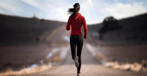 biegająca kobieta reprezentująca siłę woli