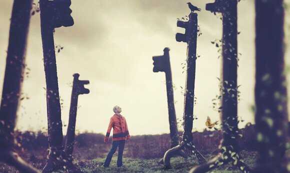 chłopak otoczony kluczami, które blokują przejście