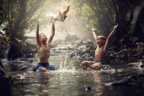 Chłopcy bawią się w rzece