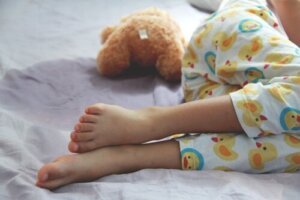 Moczenie nocne: przyczyny, objawy i leczenie