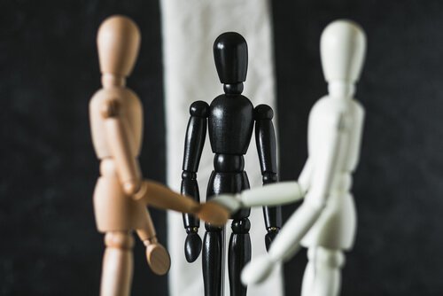 drewniane ludziki symboliczna mediacja