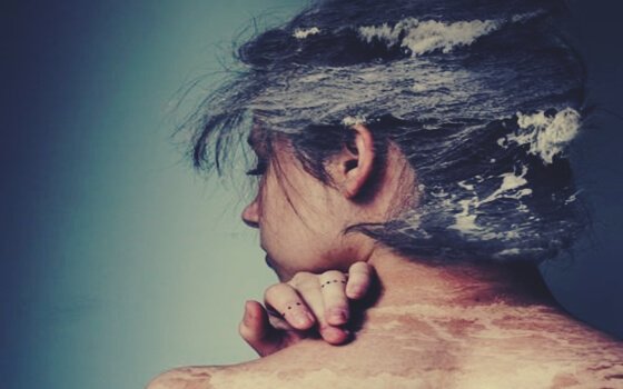 smutna dziewczyna przedstawiająca sytuację kiedy nie lubisz samego siebie