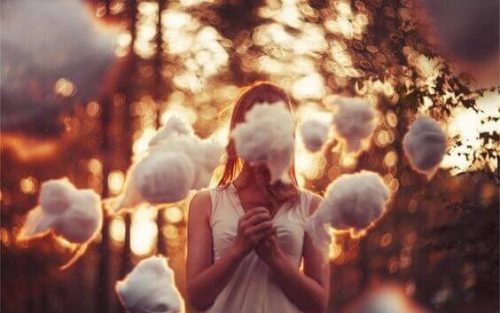 kobieta w chmurach - Błędne przekonania na temat traumy