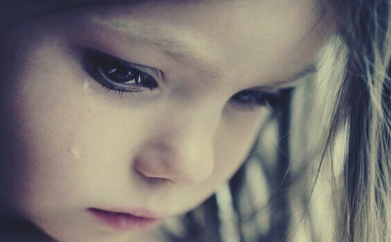 Płacząca dziewczynka - lęk przed odrzuceniem