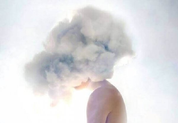 głowa w chmurach reprezentująca "powinienem" w naszym życiu
