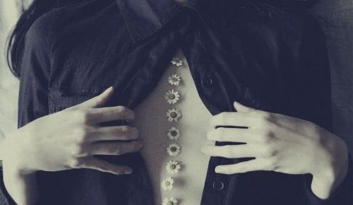 kobieta reprezentująca błędne przekonania na temat traumy