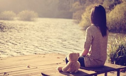Chroniczne uczucie samotności – skąd się bierze i jak nim zarządzać?
