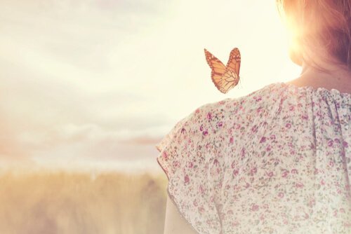 Kobieta z motylem
