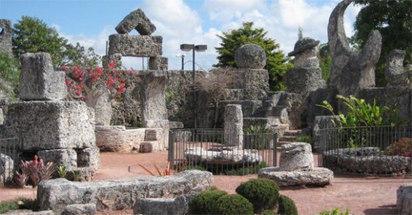 koralowy zamek pomniki inspirowane miłością