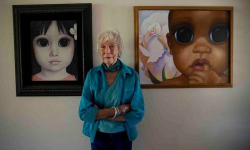 Margaret Keane ze swoimi obrazami