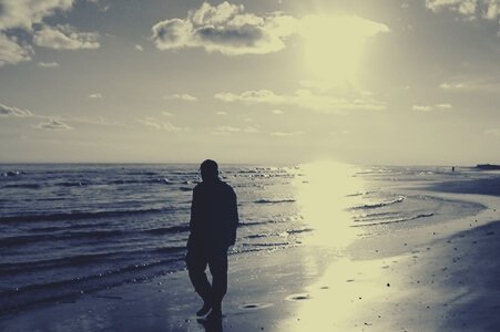 mężczyzna na plaży - oblicze narcyzmu