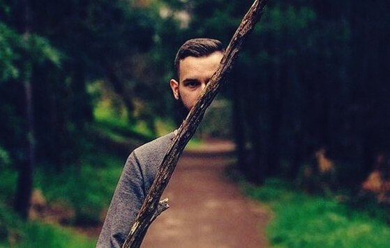 mężczyzna z połową twarzy