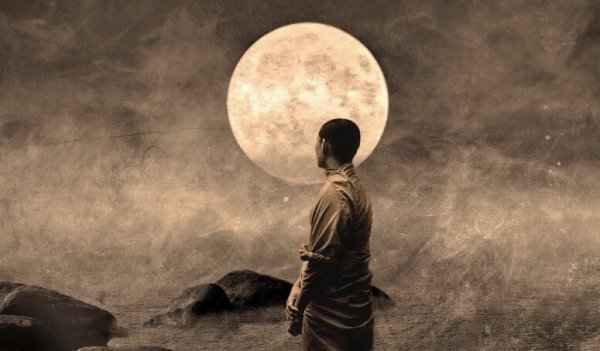 mnich na tle księżyca