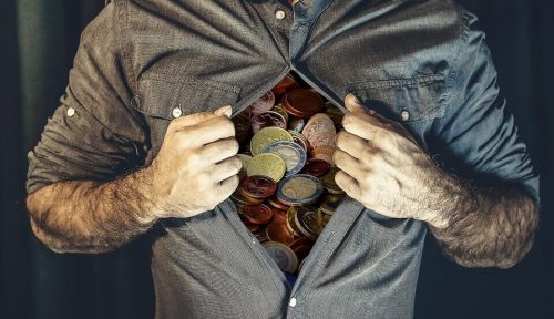 mężczyzna otwierający koszule ukazujący pieniądze jako święte wartości