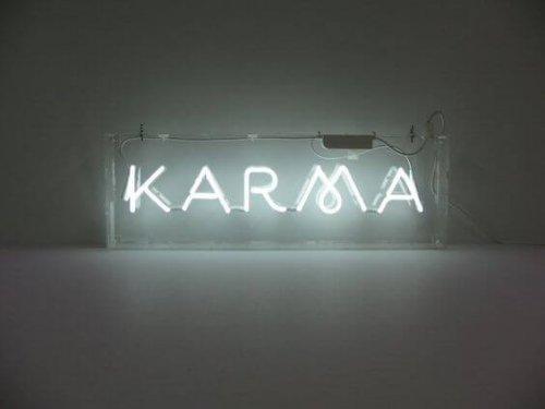 neon z napisem karma