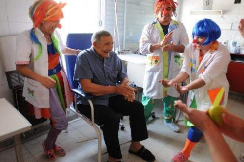 Pacjent podczas terapii śmiechem