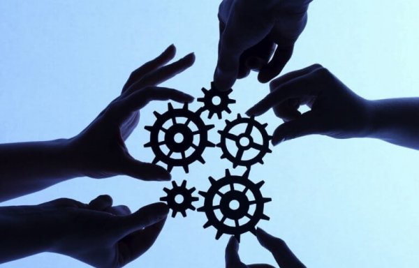 ręce z kołami zębatymi