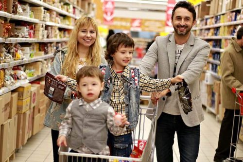 Rodzina w supermarkecie