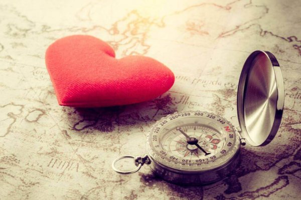serce i kompas na mapie
