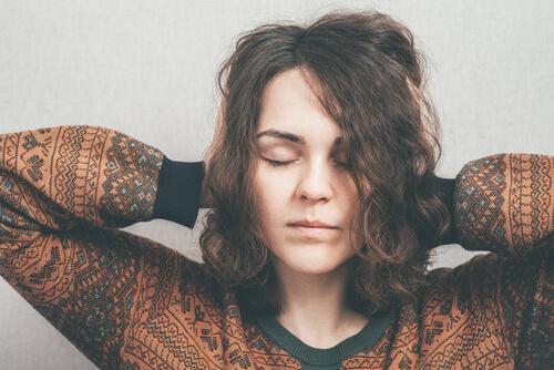 skupiona kobieta z zamkniętymi oczyma