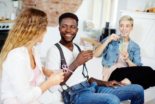 Troje przyjaciół na kanapie