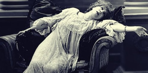 Zahipnotyzowana kobieta