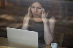 Cyberprzemoc i jego 5 głównych oznak