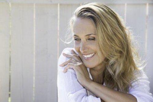 Dojrzała kobieta uśmiecha się