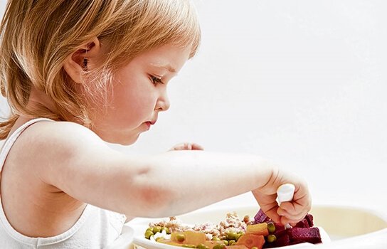 dziecko jedzące warzywa