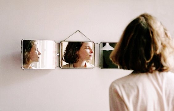 Kobieta w lustrze.