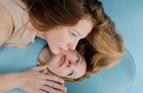 kobieta patrząca w lustro