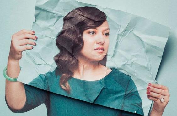 kobieta trzymająca swoje zdjęcie