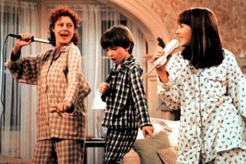 Mama śpiewa z dziećmi - scena z filmu Mamuśka