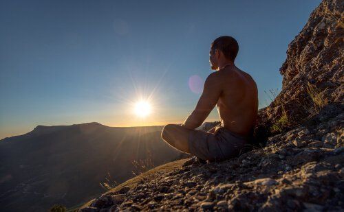 Medytacja na zboczu góry