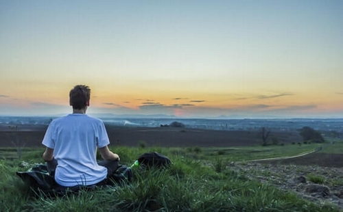 Koncentracja podczas medytacji - jak zapobiec rozpraszaniu umysłu